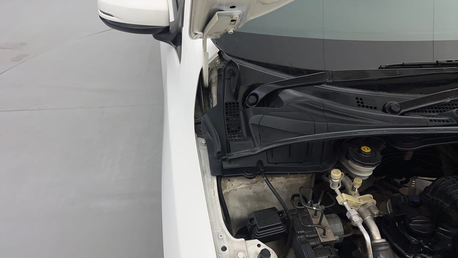Used 2014 Honda City VX Petrol Manual engine ENGINE RIGHT SIDE HINGE & APRON VIEW