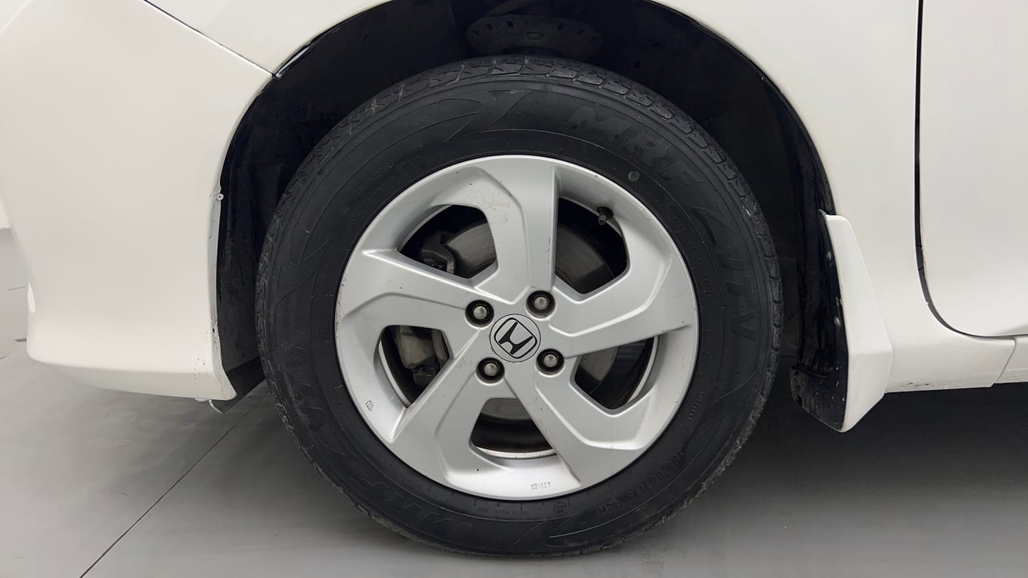 Used 2014 Honda City VX Petrol Manual tyres LEFT FRONT TYRE RIM VIEW
