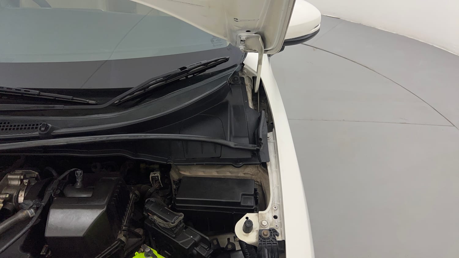 Used 2014 Honda City VX Petrol Manual engine ENGINE LEFT SIDE HINGE & APRON VIEW