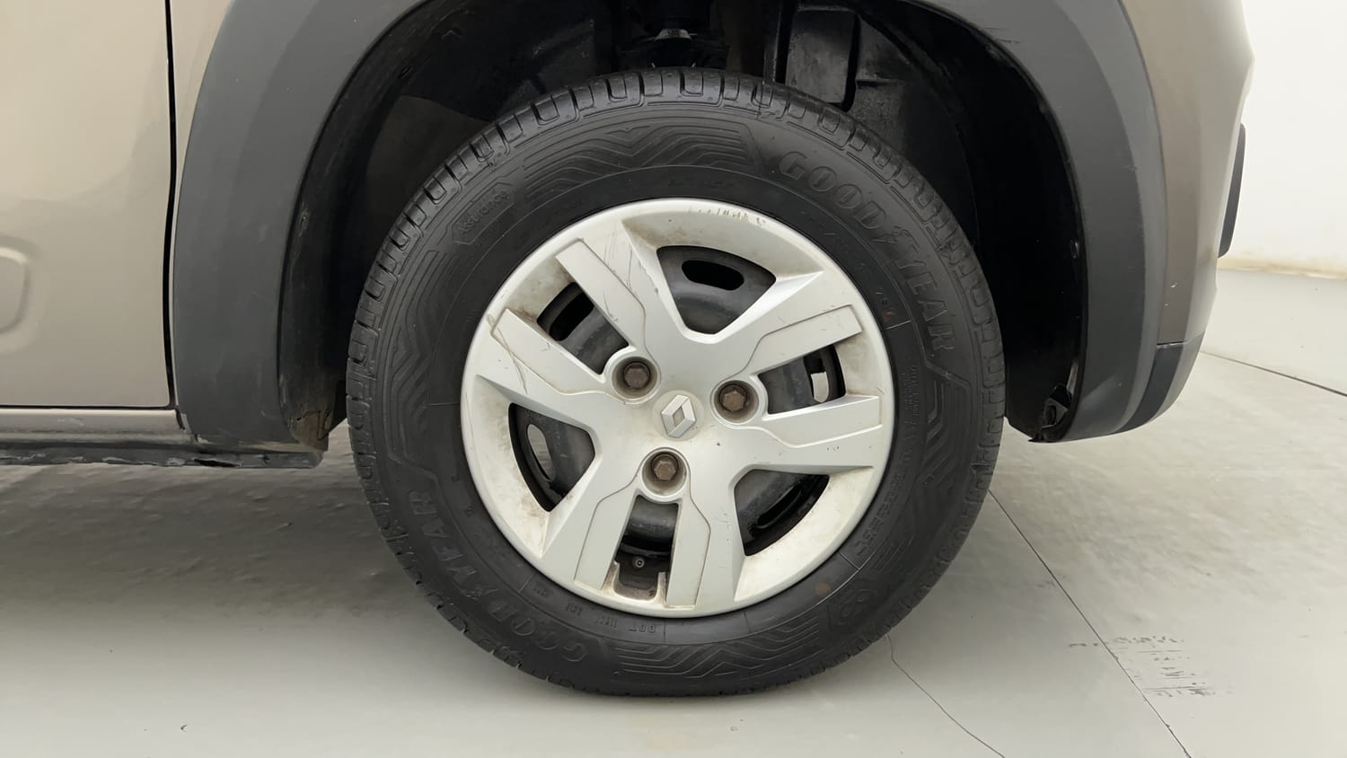 Used 2016 Renault Kwid RXL Petrol Manual tyres RIGHT FRONT TYRE RIM VIEW
