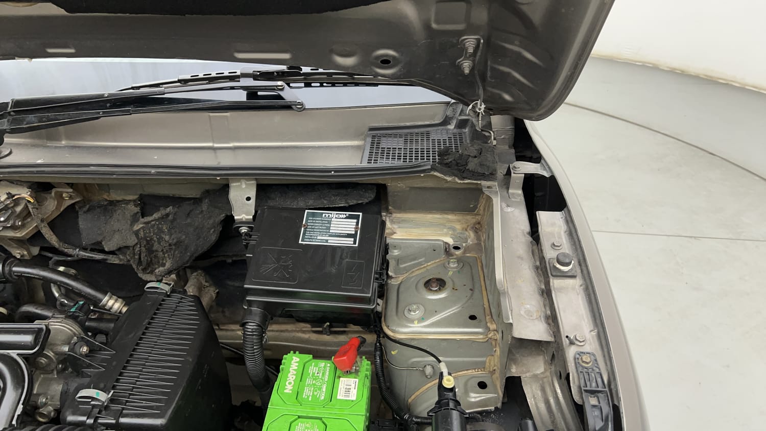 Used 2016 Renault Kwid RXL Petrol Manual engine ENGINE LEFT SIDE HINGE & APRON VIEW