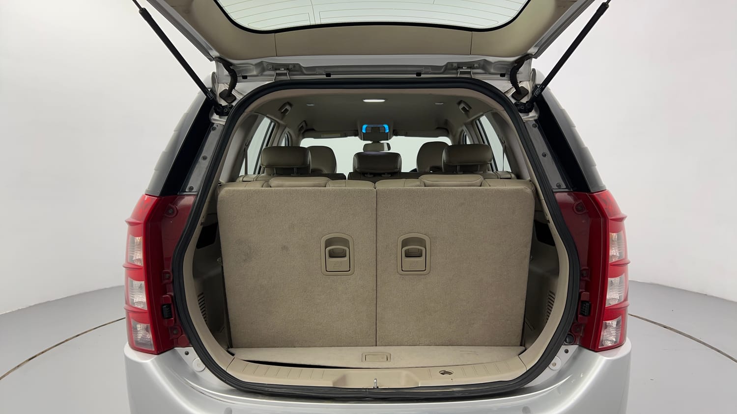 Used 2017 Mahindra XUV500 W8 AT Diesel Automatic interior DICKY INSIDE VIEW