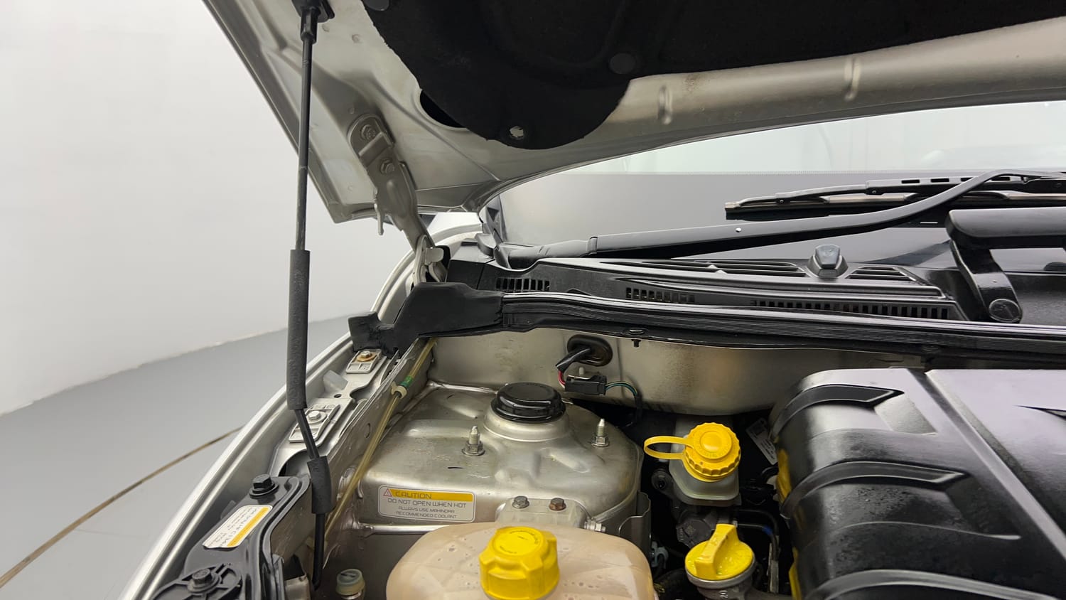 Used 2017 Mahindra XUV500 W8 AT Diesel Automatic engine ENGINE RIGHT SIDE HINGE & APRON VIEW