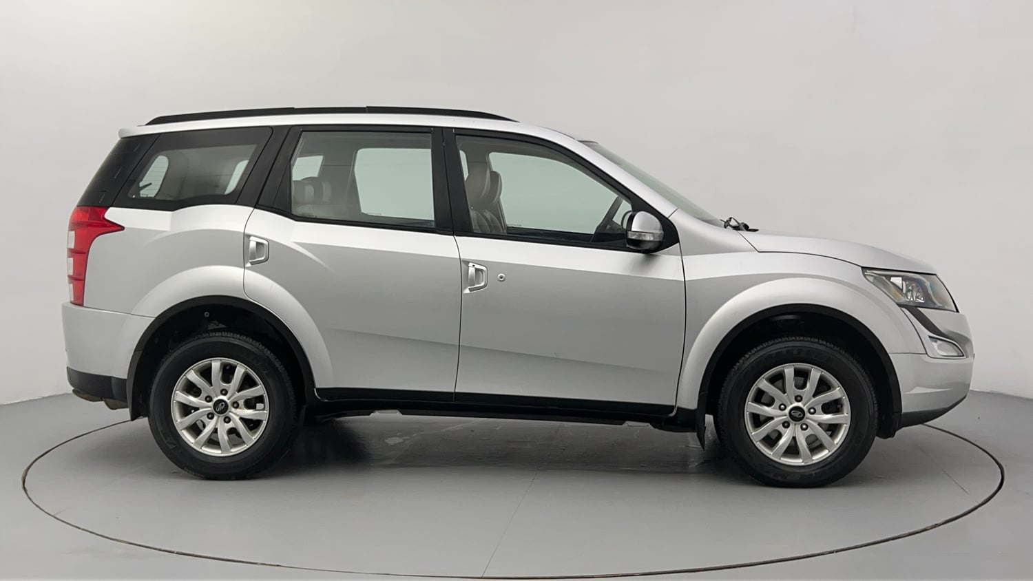 Used 2017 Mahindra XUV500 W8 AT Diesel Automatic exterior RIGHT SIDE VIEW