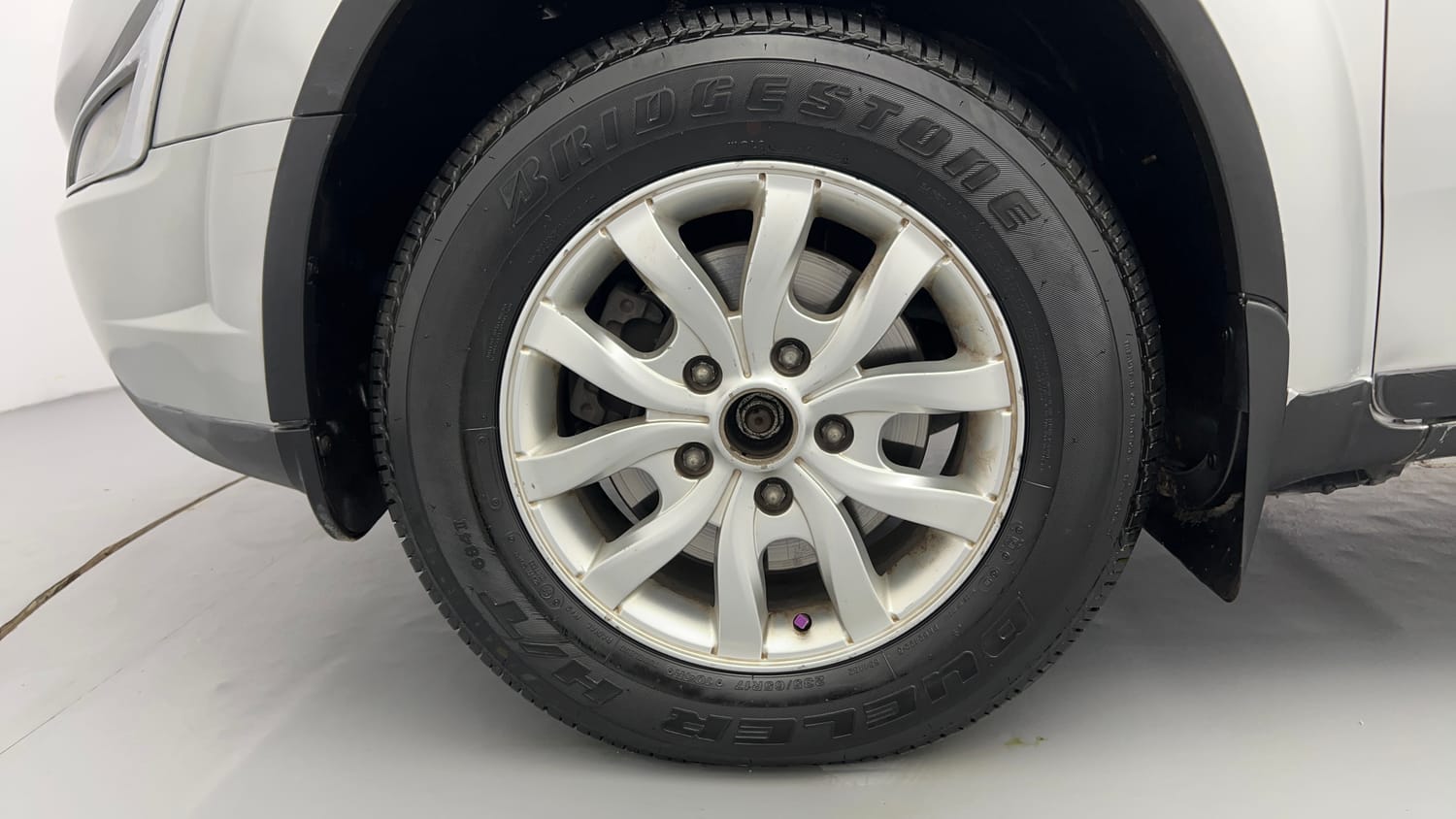Used 2017 Mahindra XUV500 W8 AT Diesel Automatic tyres LEFT FRONT TYRE RIM VIEW