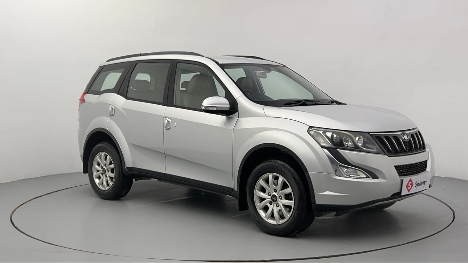 Used 2017 Mahindra XUV500 W8 AT Diesel Automatic exterior RIGHT FRONT CORNER VIEW