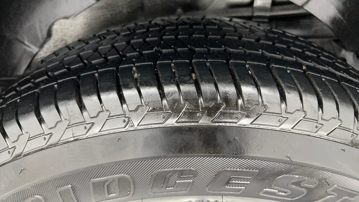 Used 2017 Mahindra XUV500 W8 AT Diesel Automatic tyres LEFT REAR TYRE TREAD VIEW