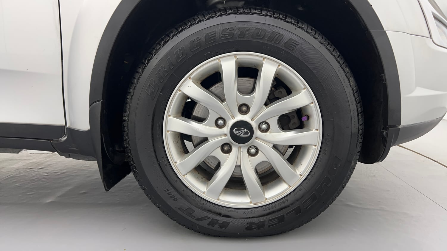 Used 2017 Mahindra XUV500 W8 AT Diesel Automatic tyres RIGHT FRONT TYRE RIM VIEW