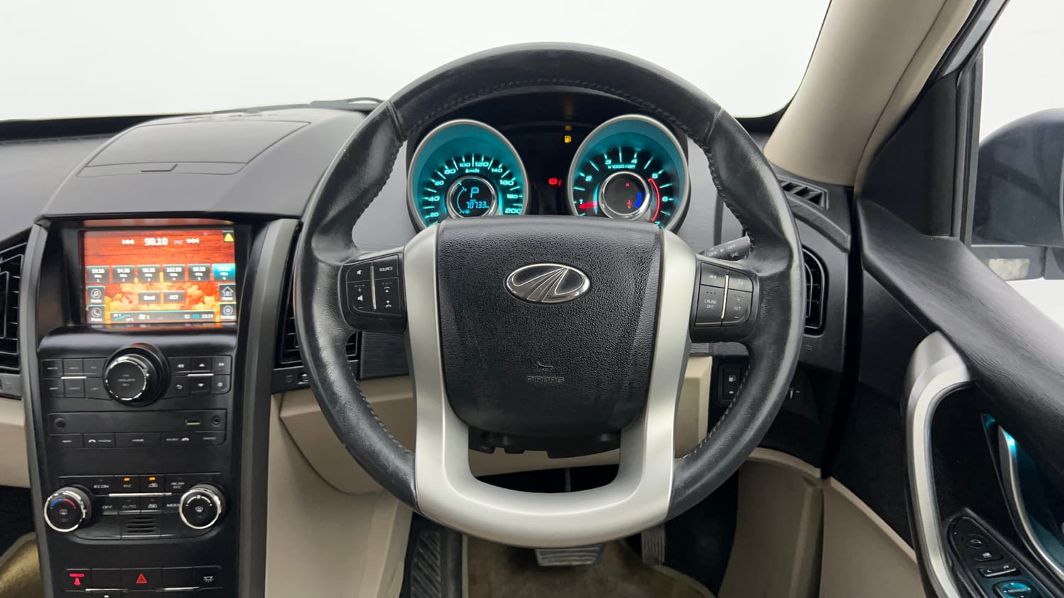Used 2017 Mahindra XUV500 W8 AT Diesel Automatic interior STEERING VIEW
