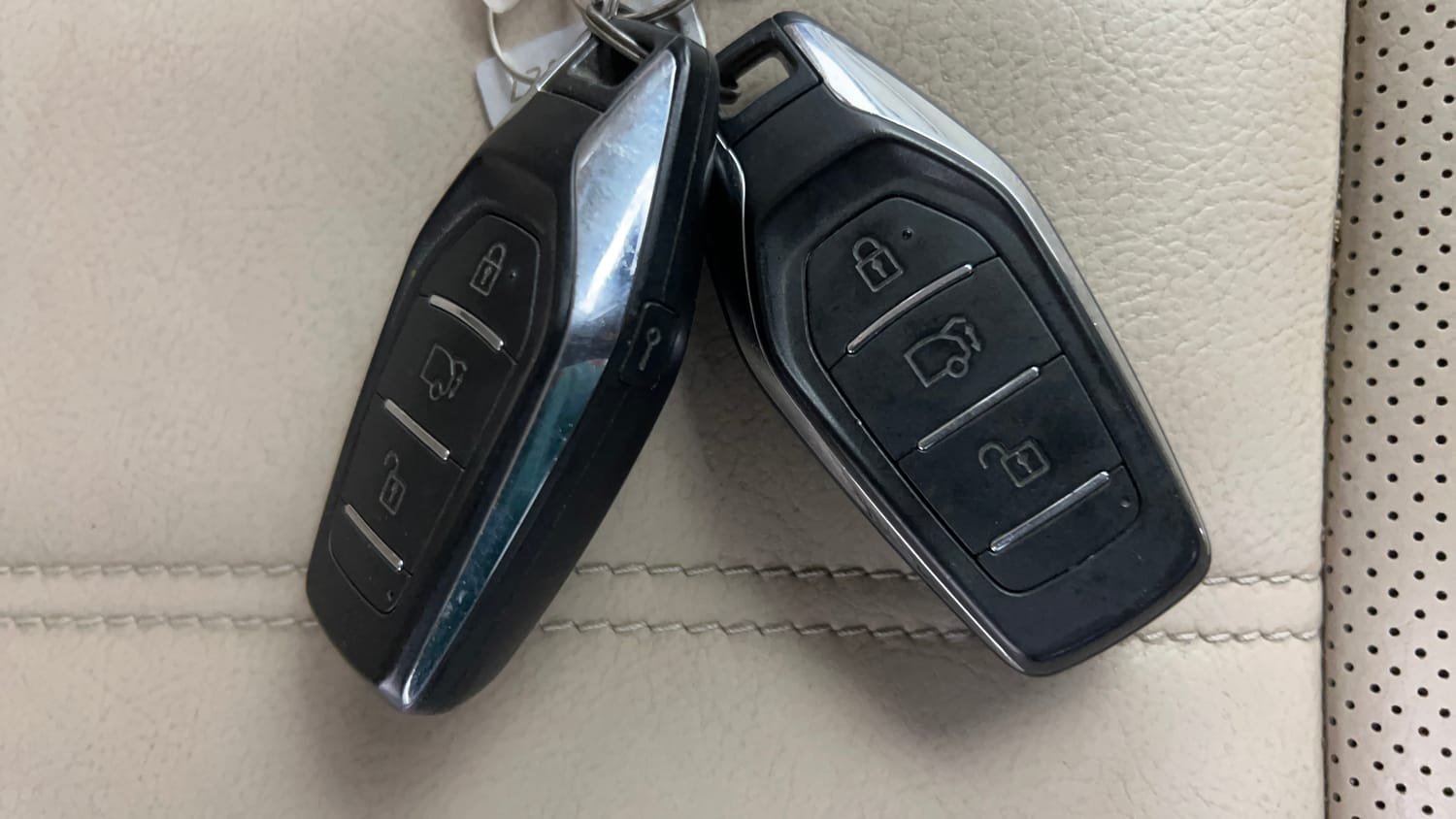 Used 2017 Mahindra XUV500 W8 AT Diesel Automatic extra CAR KEY VIEW