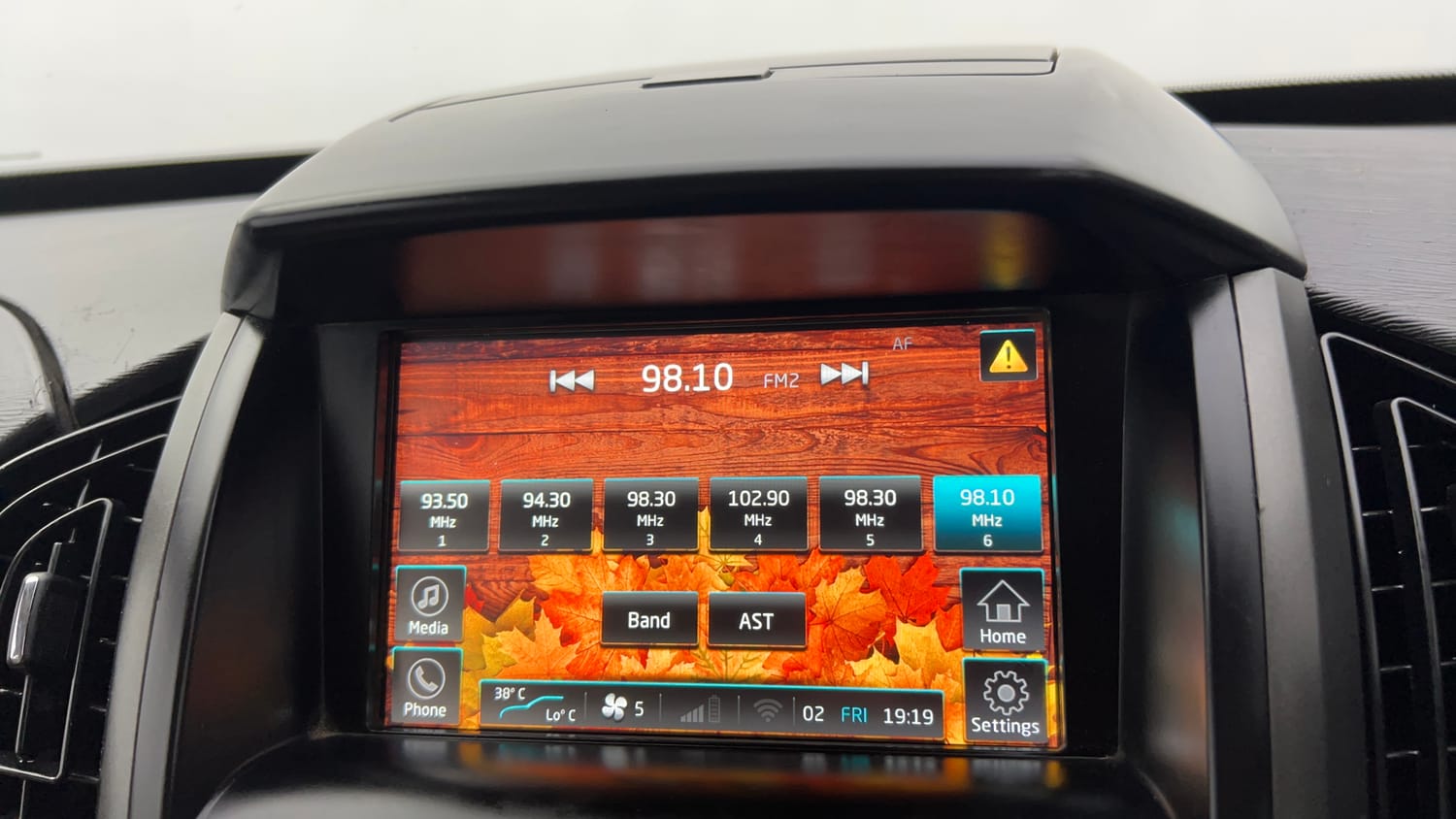 Used 2017 Mahindra XUV500 W8 AT Diesel Automatic top_features Integrated (in-dash) music system