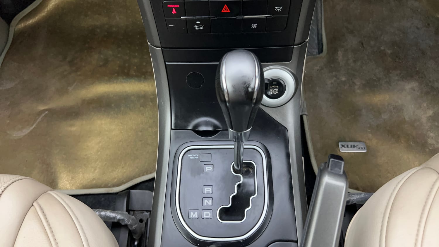 Used 2017 Mahindra XUV500 W8 AT Diesel Automatic interior GEAR  KNOB VIEW