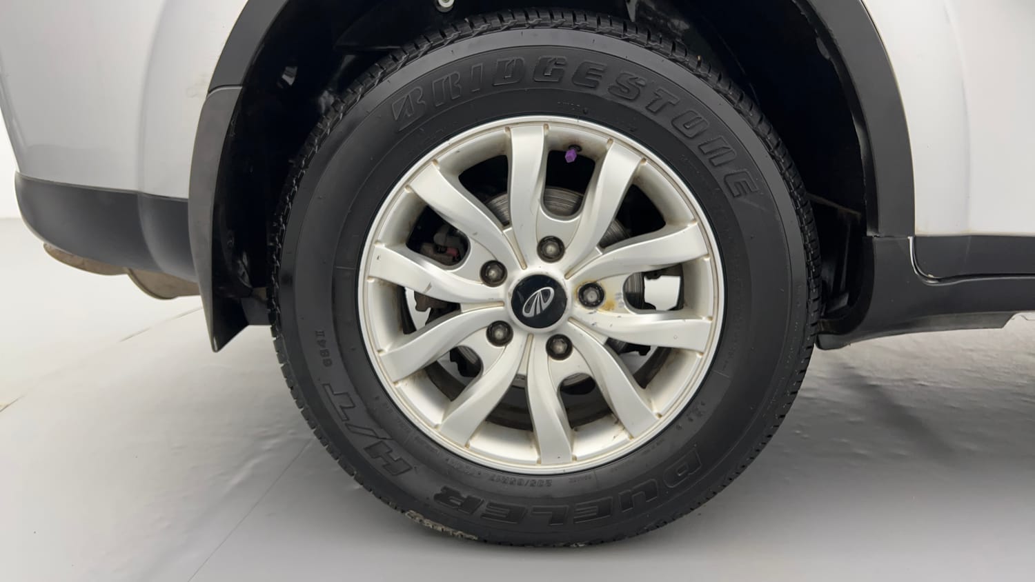 Used 2017 Mahindra XUV500 W8 AT Diesel Automatic tyres RIGHT REAR TYRE RIM VIEW