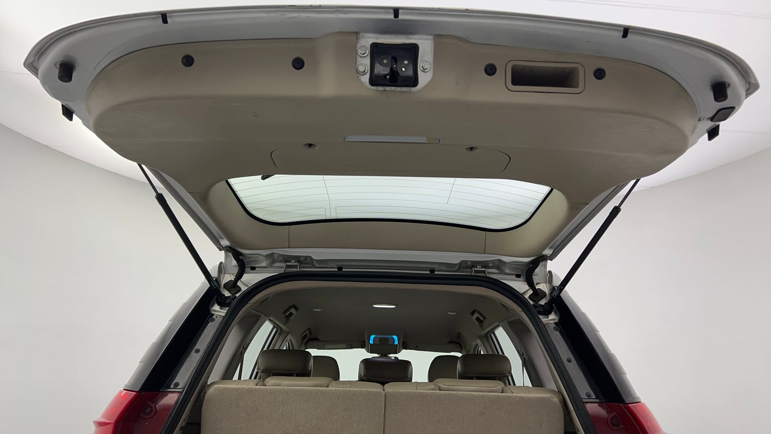 Used 2017 Mahindra XUV500 W8 AT Diesel Automatic interior DICKY DOOR OPEN VIEW