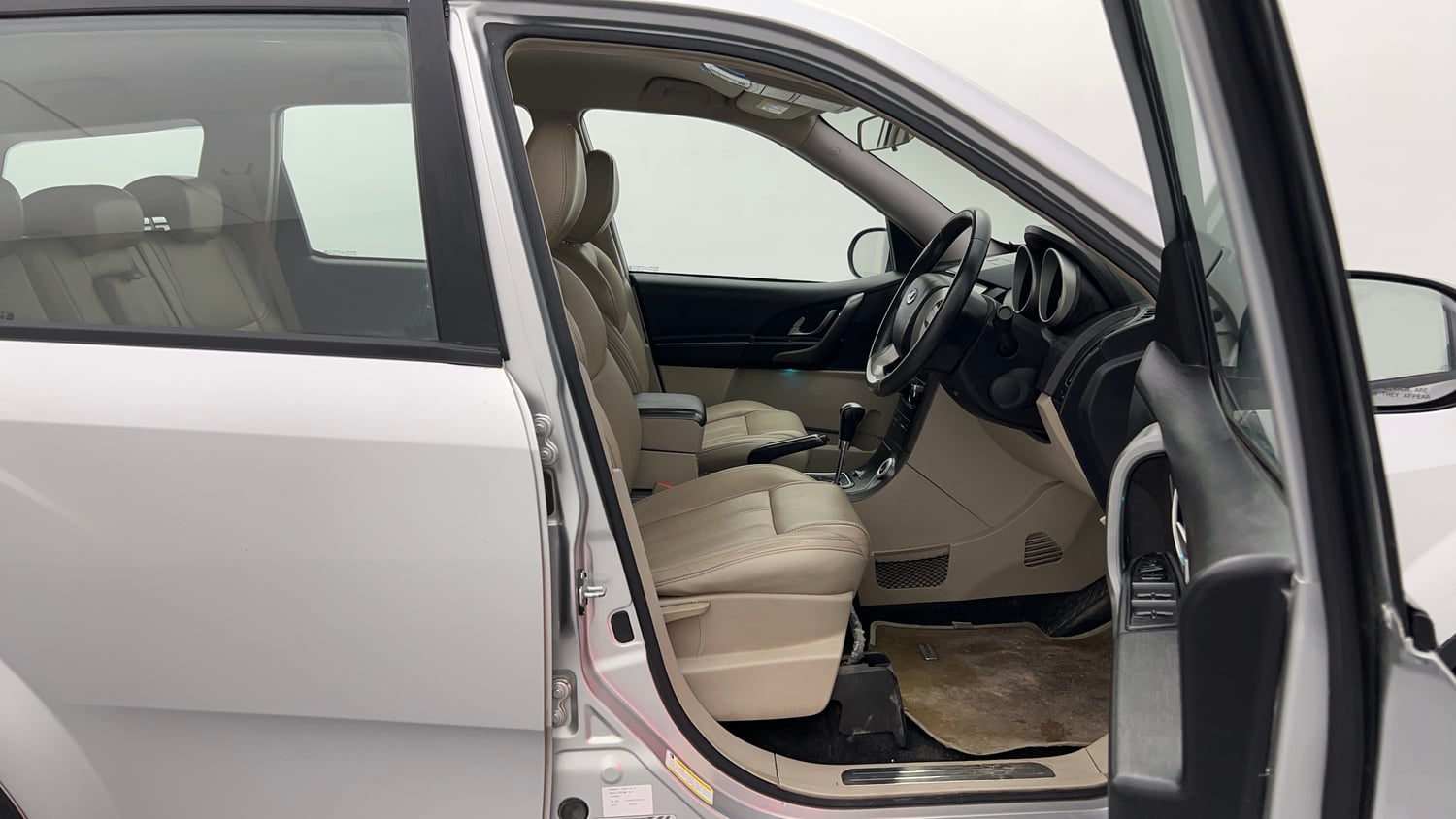 Used 2017 Mahindra XUV500 W8 AT Diesel Automatic interior RIGHT SIDE FRONT DOOR CABIN VIEW