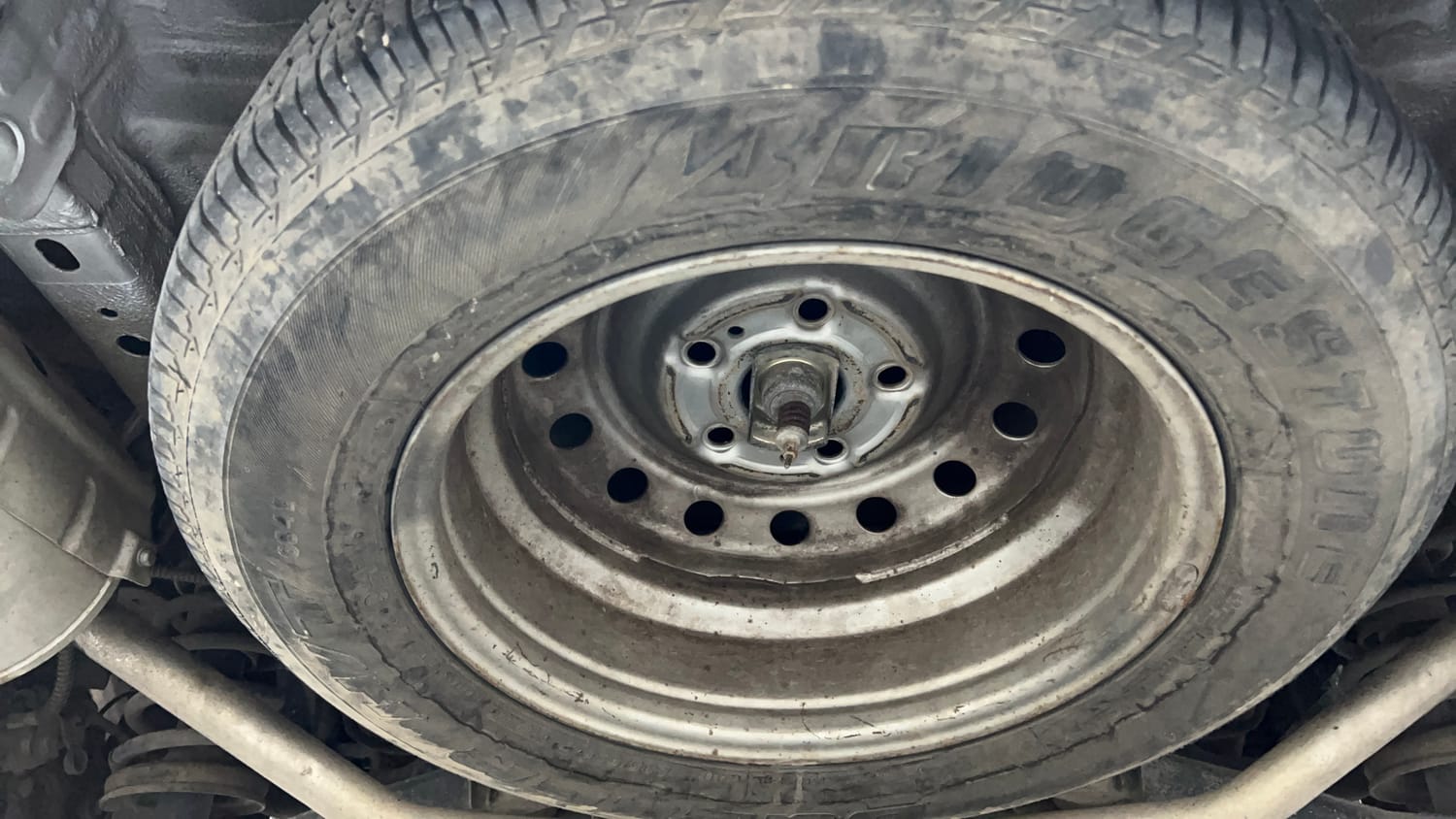 Used 2017 Mahindra XUV500 W8 AT Diesel Automatic tyres SPARE TYRE VIEW