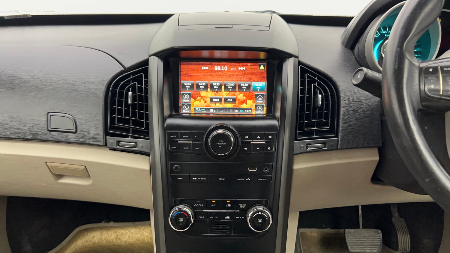 Used 2017 Mahindra XUV500 W8 AT Diesel Automatic interior MUSIC SYSTEM & AC CONTROL VIEW