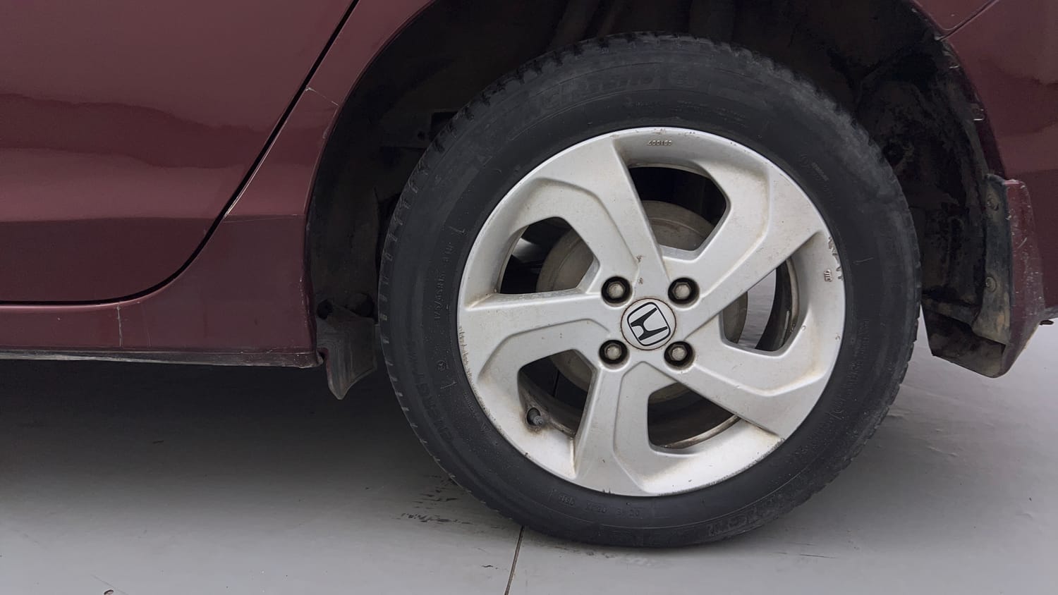 Used 2015 Honda City VX CVT Petrol Automatic tyres LEFT REAR TYRE RIM VIEW