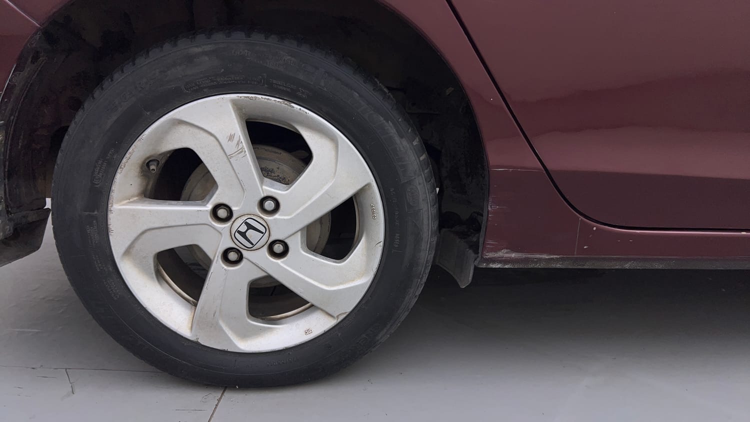 Used 2015 Honda City VX CVT Petrol Automatic tyres RIGHT REAR TYRE RIM VIEW