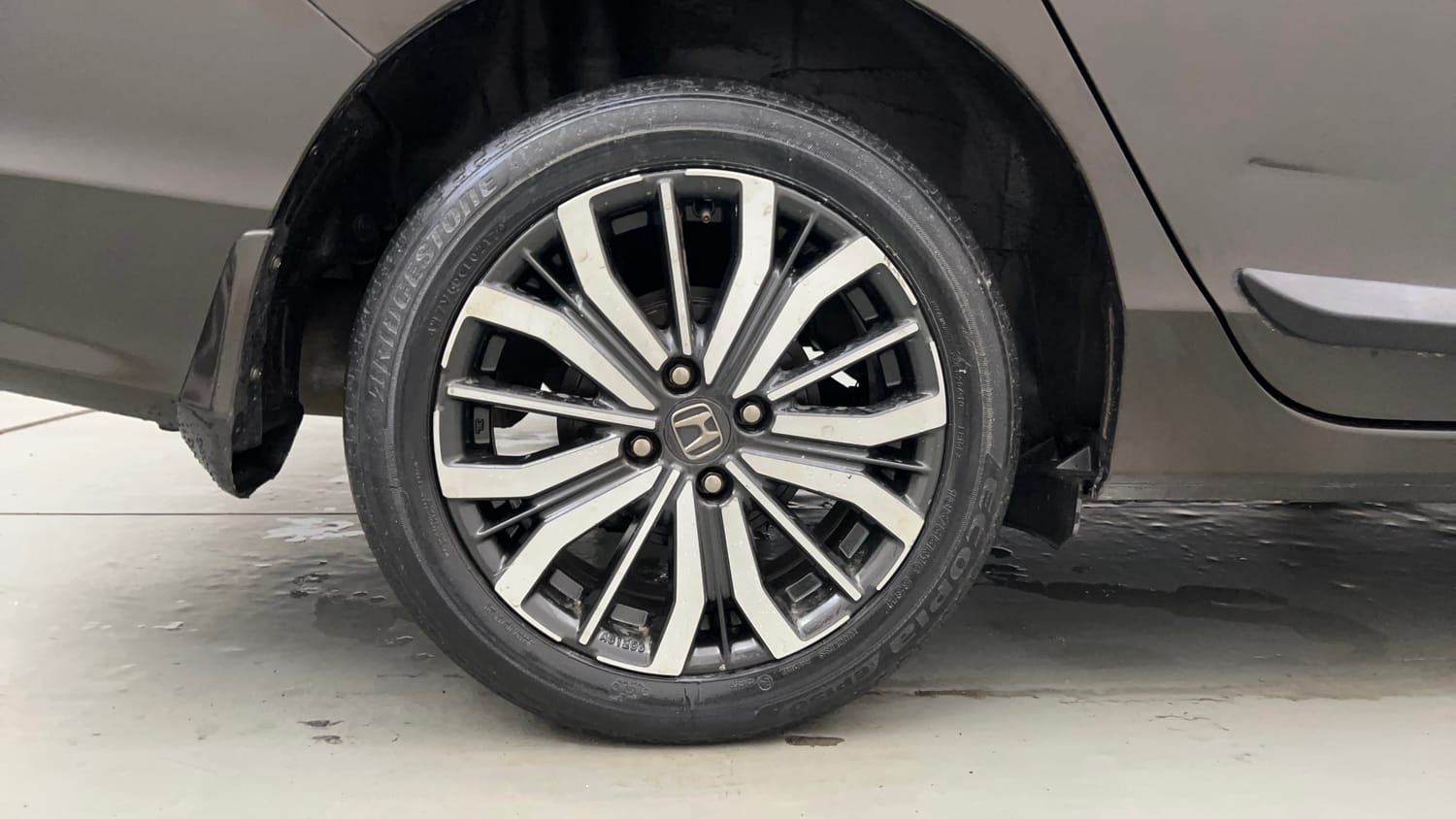 Used 2017 Honda City VX CVT Petrol Automatic tyres RIGHT REAR TYRE RIM VIEW