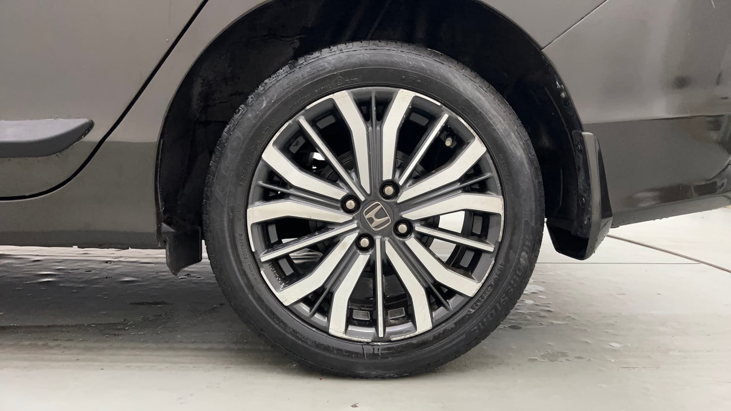 Used 2017 Honda City VX CVT Petrol Automatic tyres LEFT REAR TYRE RIM VIEW