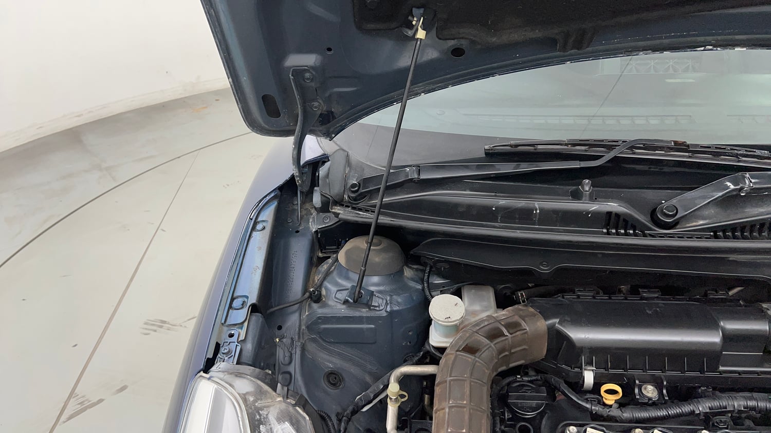Used 2018 Maruti Suzuki Baleno Alpha 1.2 Petrol Manual engine ENGINE RIGHT SIDE HINGE & APRON VIEW
