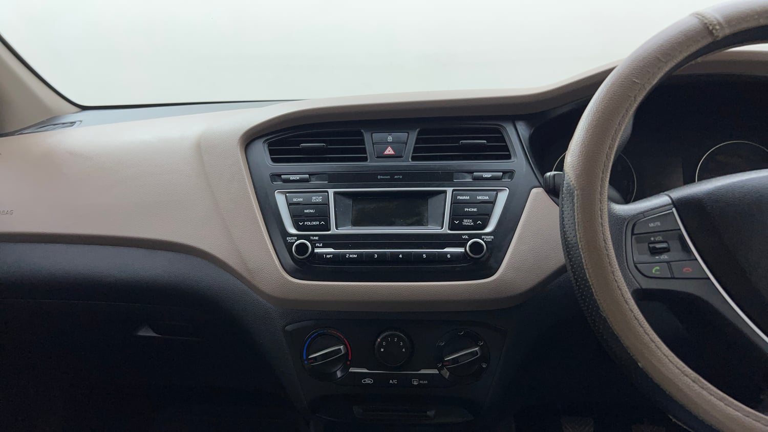 Used 2017 Hyundai Elite i20 Sportz 1.2 Petrol Manual top_features Integrated (in-dash) music system