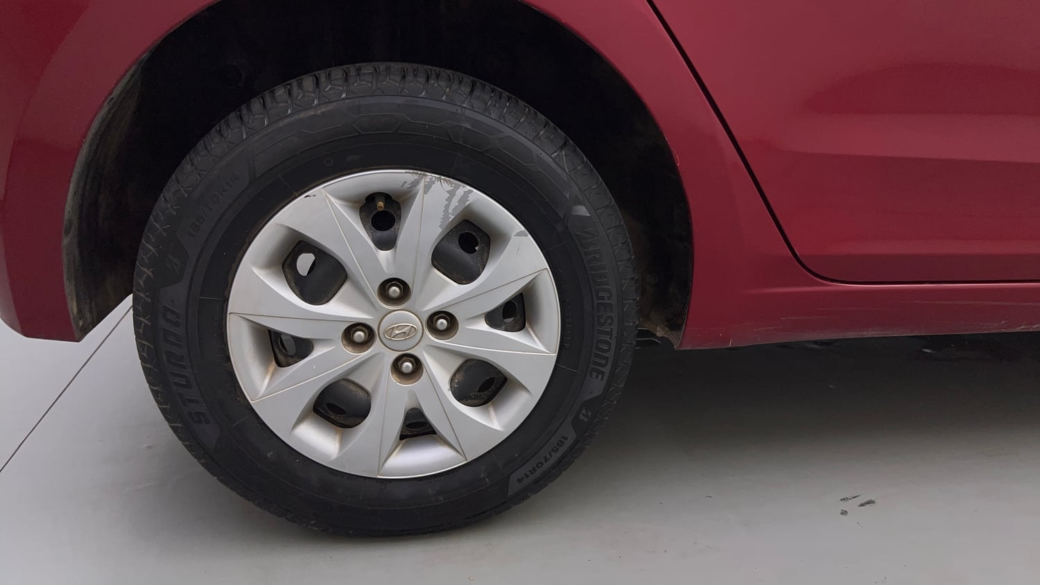 Used 2017 Hyundai Elite i20 Sportz 1.2 Petrol Manual tyres RIGHT REAR TYRE RIM VIEW