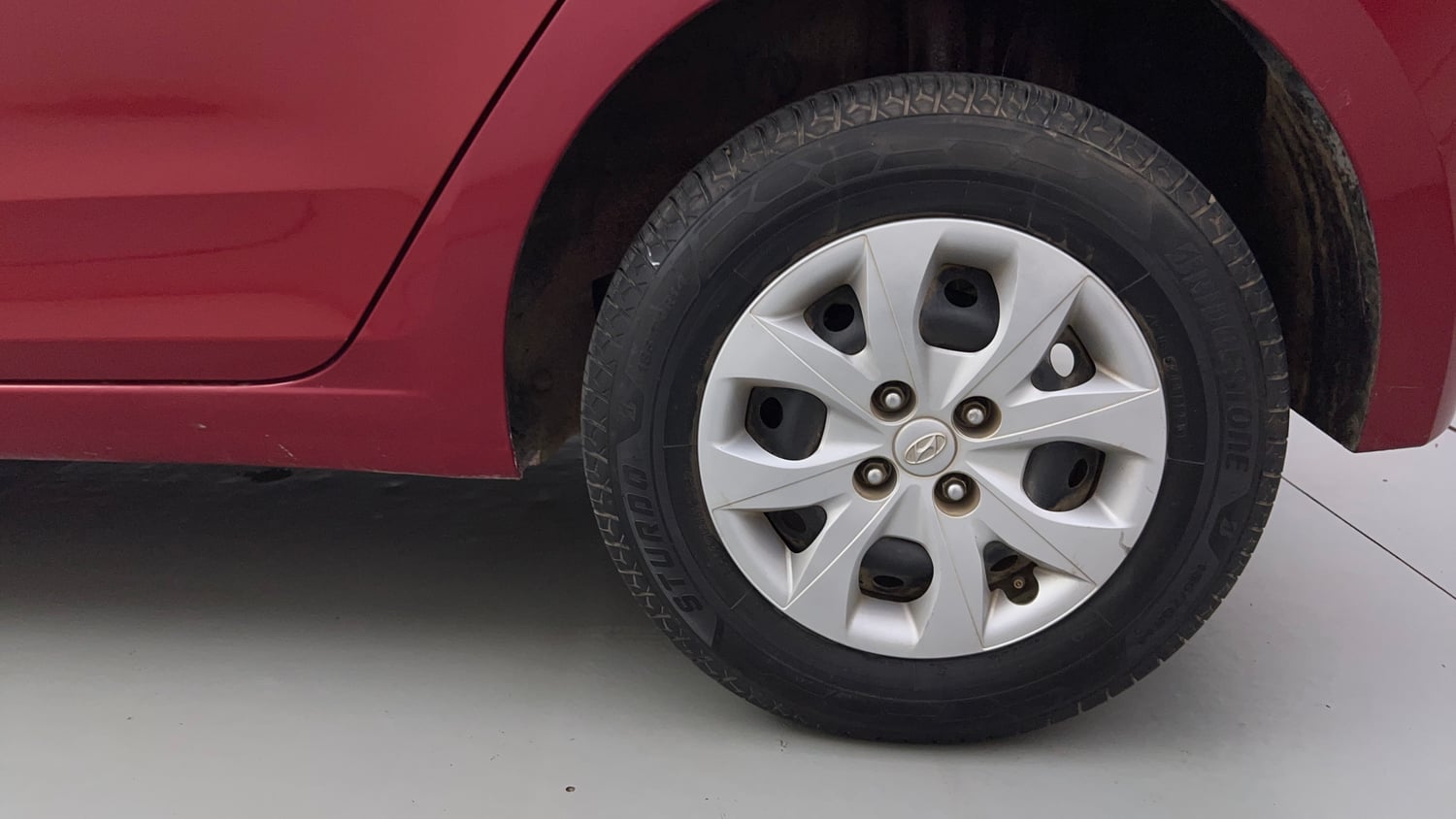 Used 2017 Hyundai Elite i20 Sportz 1.2 Petrol Manual tyres LEFT REAR TYRE RIM VIEW