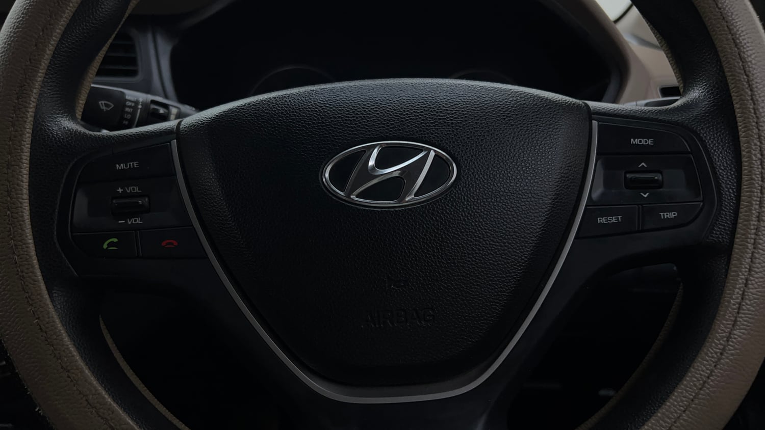 Used 2017 Hyundai Elite i20 Sportz 1.2 Petrol Manual top_features Steering mounted controls