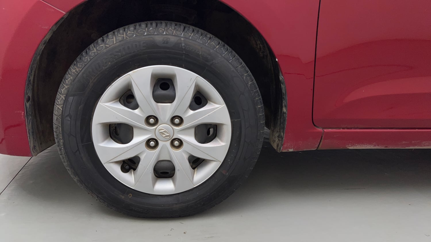 Used 2017 Hyundai Elite i20 Sportz 1.2 Petrol Manual tyres LEFT FRONT TYRE RIM VIEW