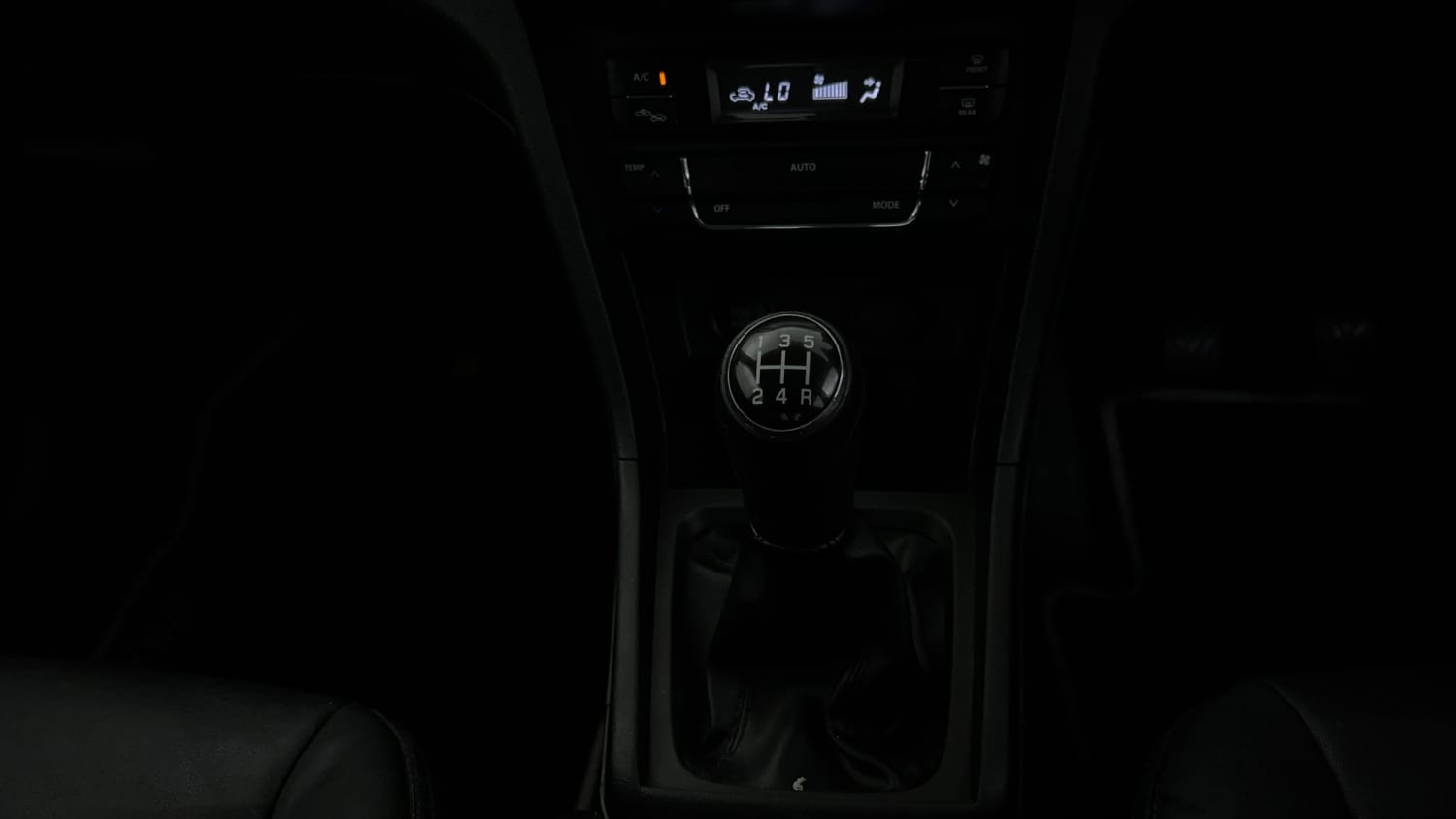 Used 2018 maruti-suzuki Vitara Brezza ZDI PLUS Dual Tone Diesel Manual interior GEAR  KNOB VIEW