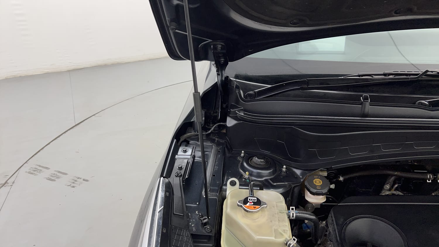Used 2020 Kia Seltos GTX Plus DCT Petrol Automatic engine ENGINE RIGHT SIDE HINGE & APRON VIEW