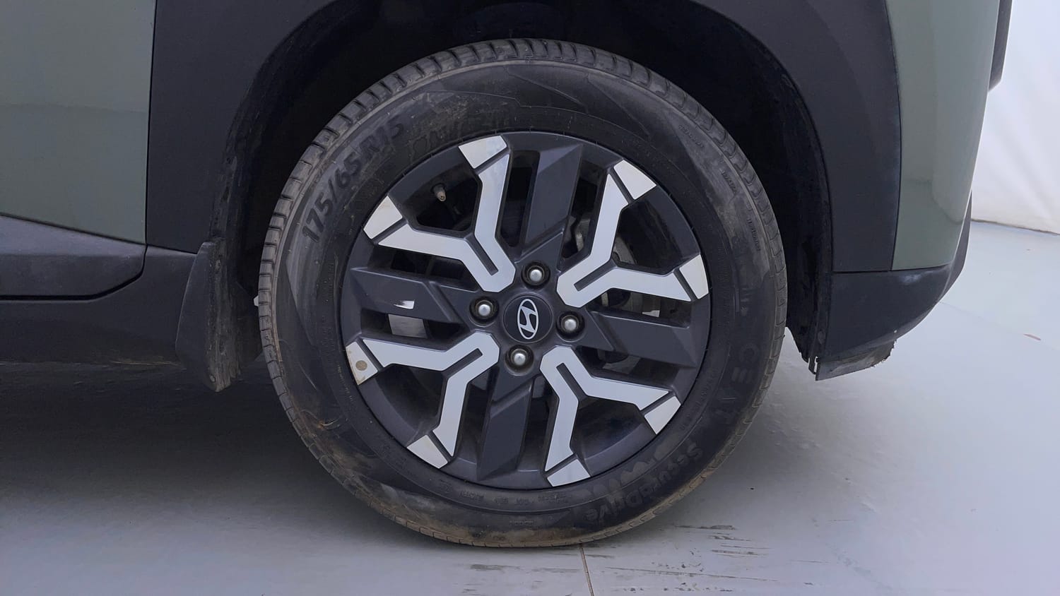 Used 2023 Hyundai Exter SX(O) Connect 1.2 Petrol MT Dual Tone Petrol Manual tyres RIGHT FRONT TYRE RIM VIEW