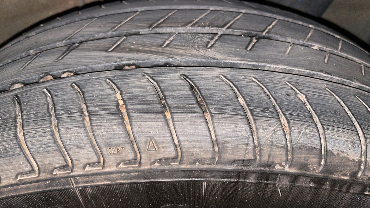 Used 2023 Hyundai Exter SX(O) Connect 1.2 Petrol MT Dual Tone Petrol Manual tyres LEFT REAR TYRE TREAD VIEW