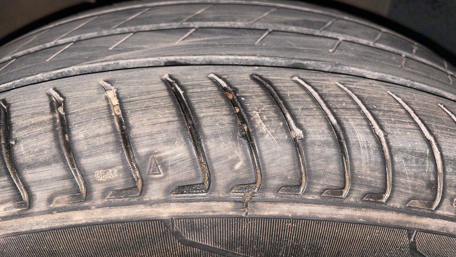 Used 2023 Hyundai Exter SX(O) Connect 1.2 Petrol MT Dual Tone Petrol Manual tyres RIGHT FRONT TYRE TREAD VIEW