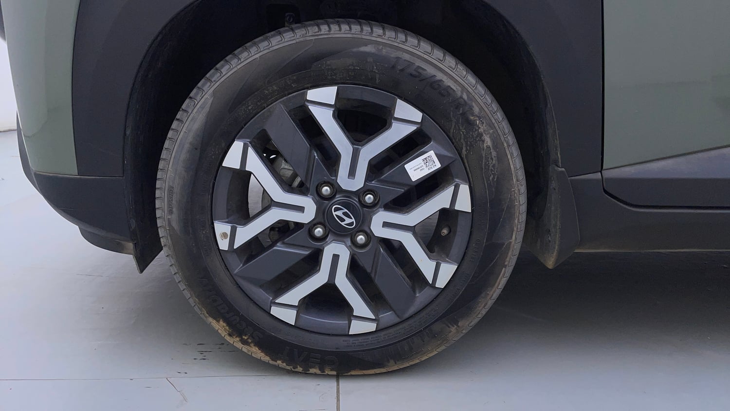 Used 2023 Hyundai Exter SX(O) Connect 1.2 Petrol MT Dual Tone Petrol Manual tyres LEFT FRONT TYRE RIM VIEW