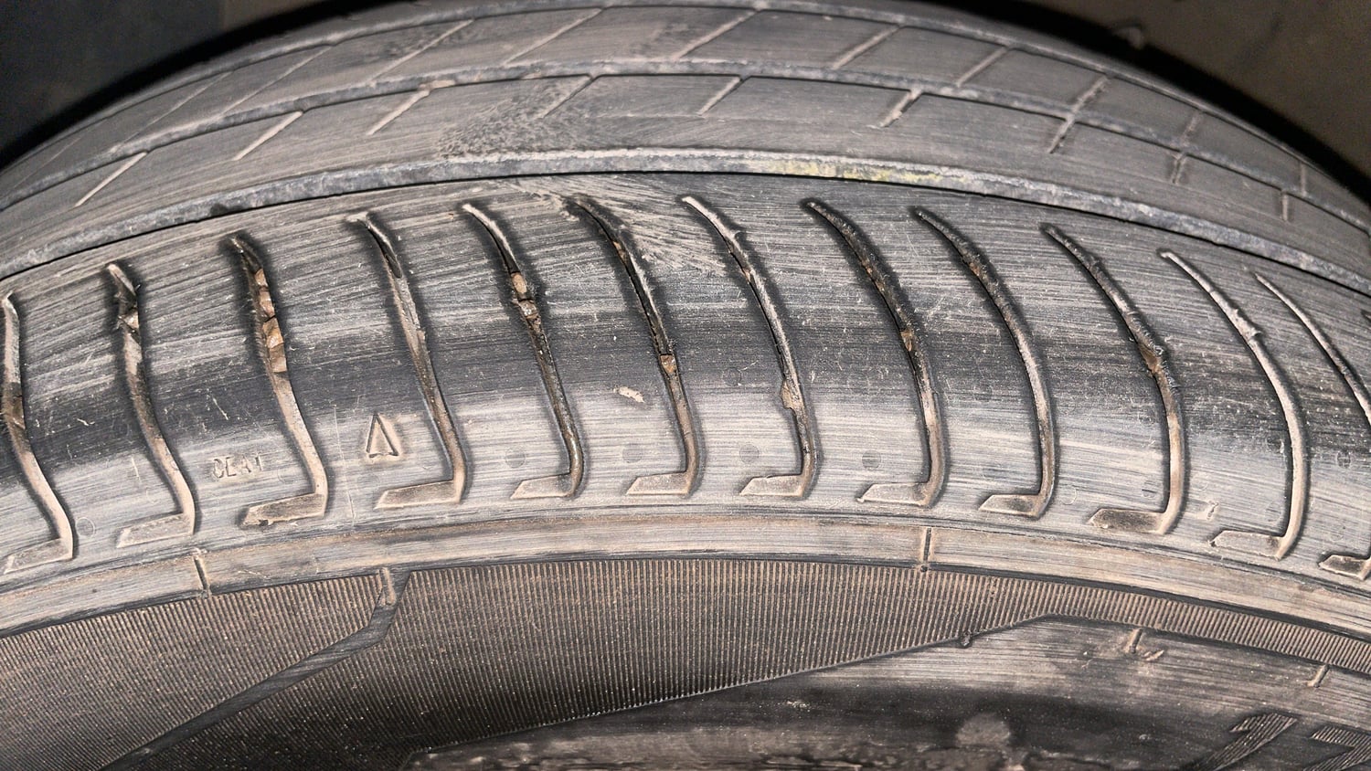 Used 2023 Hyundai Exter SX(O) Connect 1.2 Petrol MT Dual Tone Petrol Manual tyres LEFT FRONT TYRE TREAD VIEW