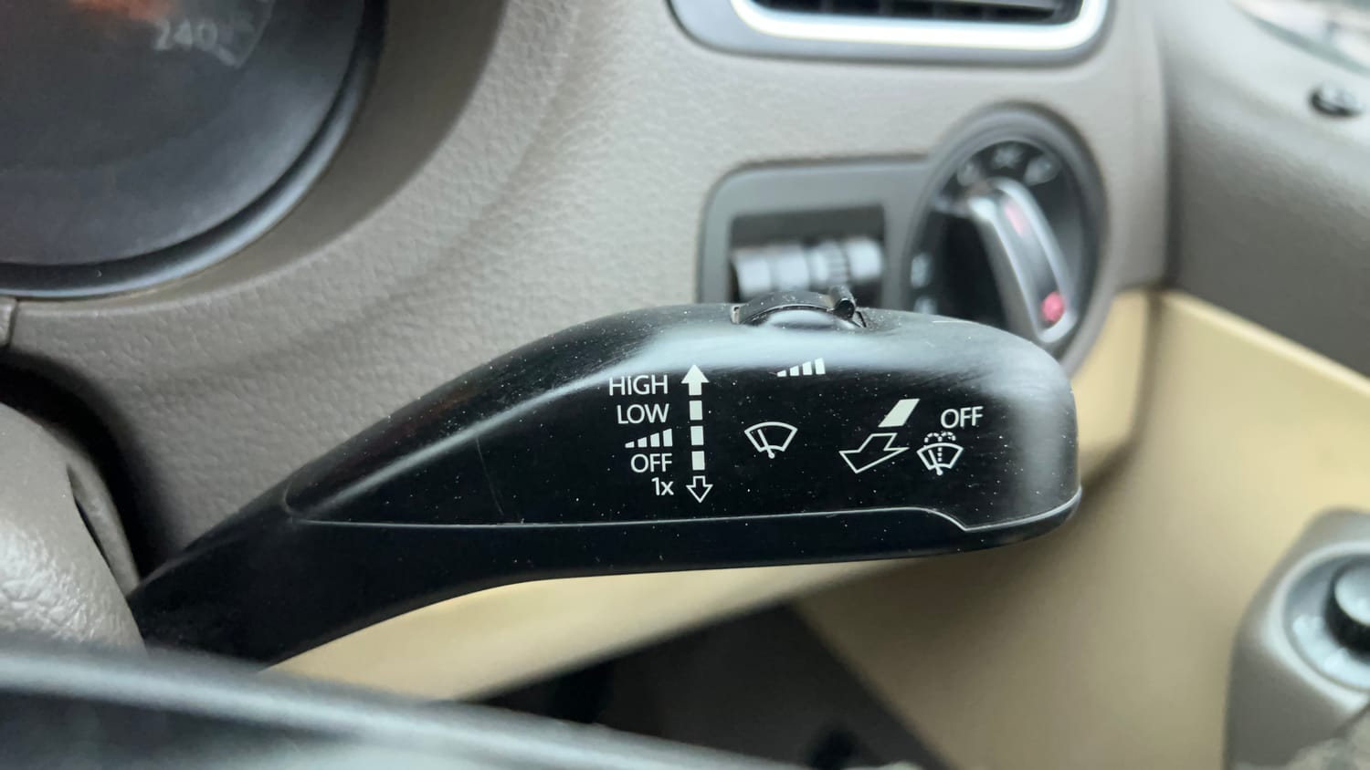 Used 2017 Volkswagen Vento 1.2L Highline Petrol AT Petrol Automatic top_features Rain sensing wipers