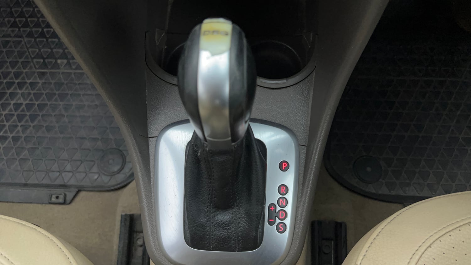 Used 2017 Volkswagen Vento 1.2L Highline Petrol AT Petrol Automatic interior GEAR  KNOB VIEW