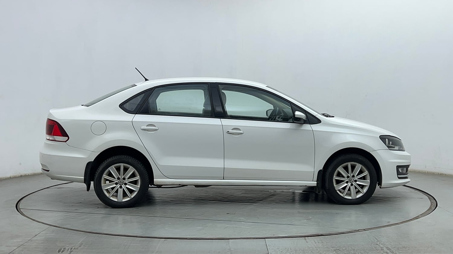 Used 2017 Volkswagen Vento 1.2L Highline Petrol AT Petrol Automatic exterior RIGHT SIDE VIEW