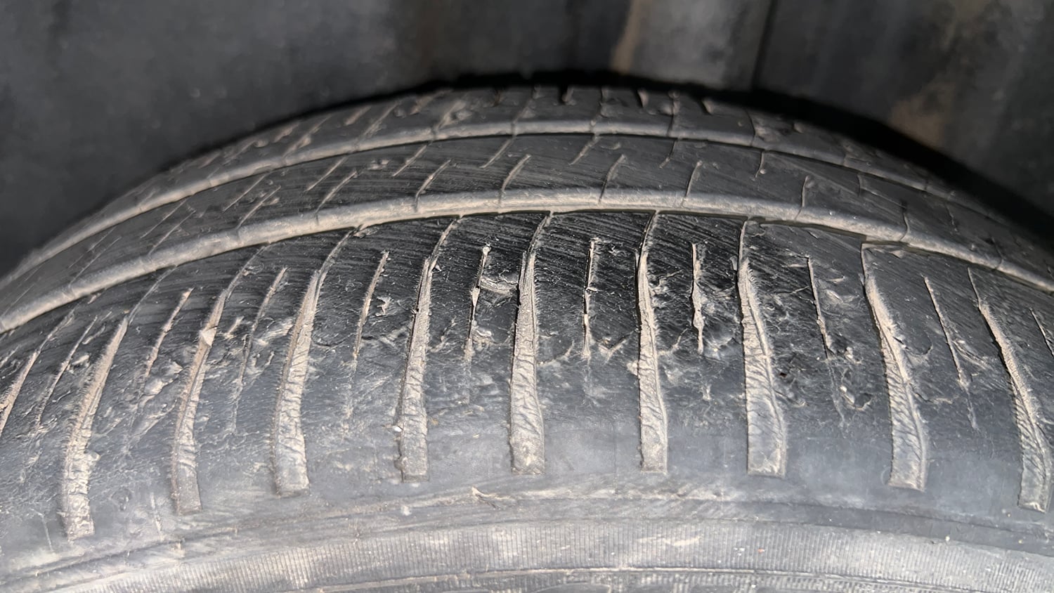 Used 2017 Volkswagen Vento 1.2L Highline Petrol AT Petrol Automatic tyres LEFT REAR TYRE TREAD VIEW