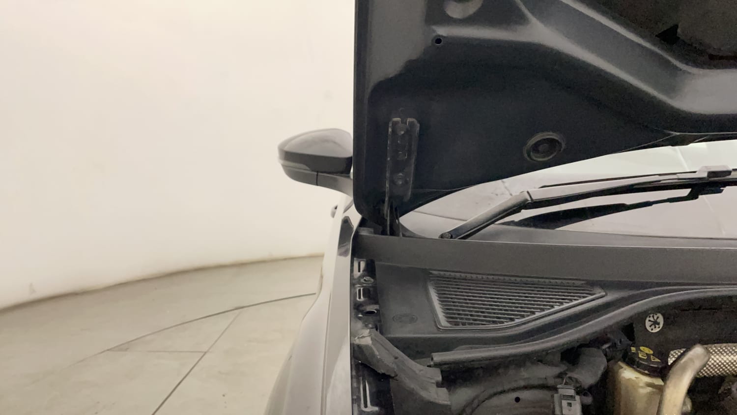 Used 2022 Volkswagen T-Roc [2019-2021] 1.5 TSI DSG Petrol Automatic engine ENGINE RIGHT SIDE HINGE & APRON VIEW