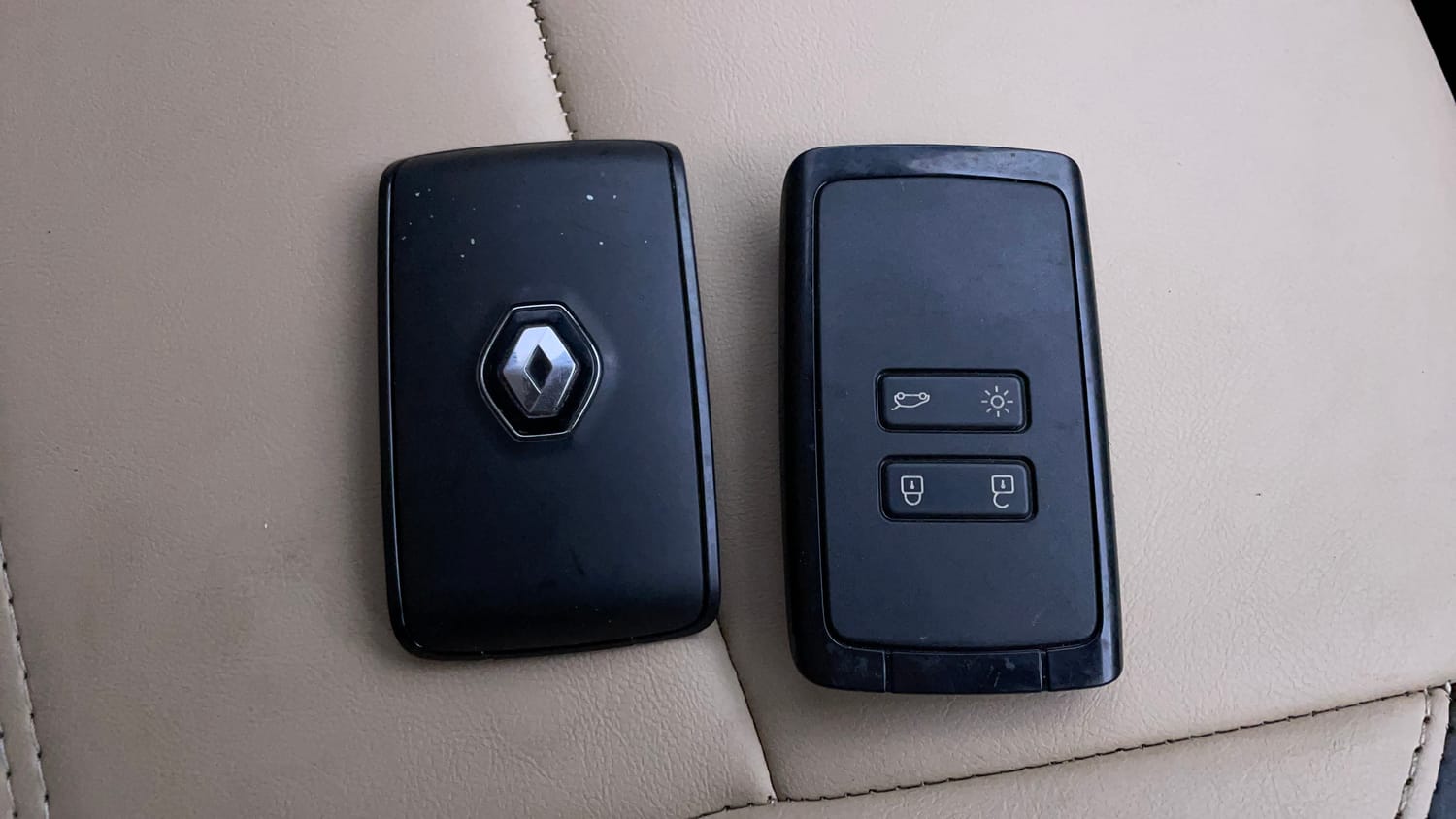 Used 2022 Renault Triber RXZ Petrol Manual extra CAR KEY VIEW