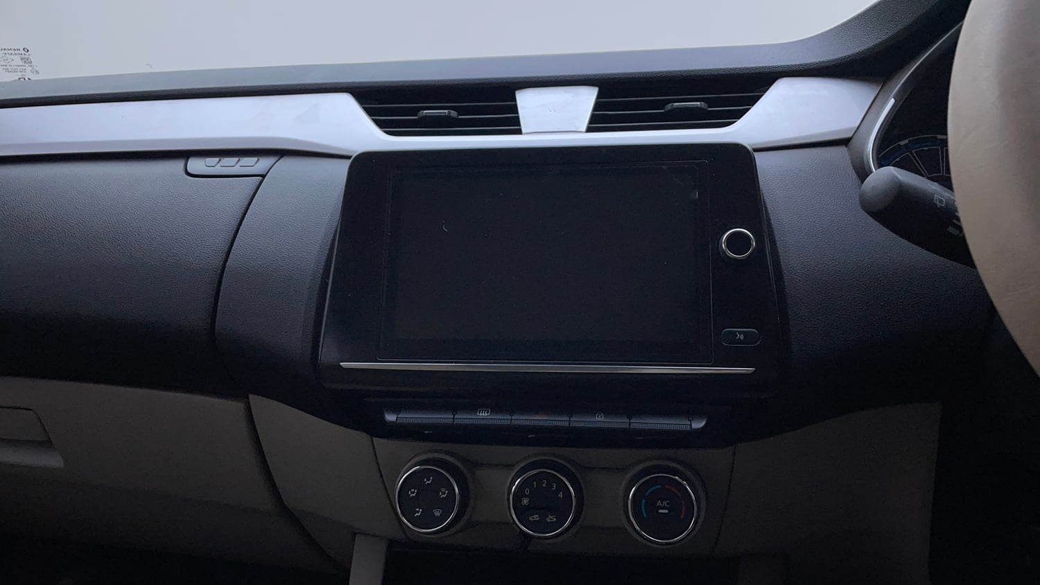 Used 2022 Renault Triber RXZ Petrol Manual top_features Touch screen infotainment system