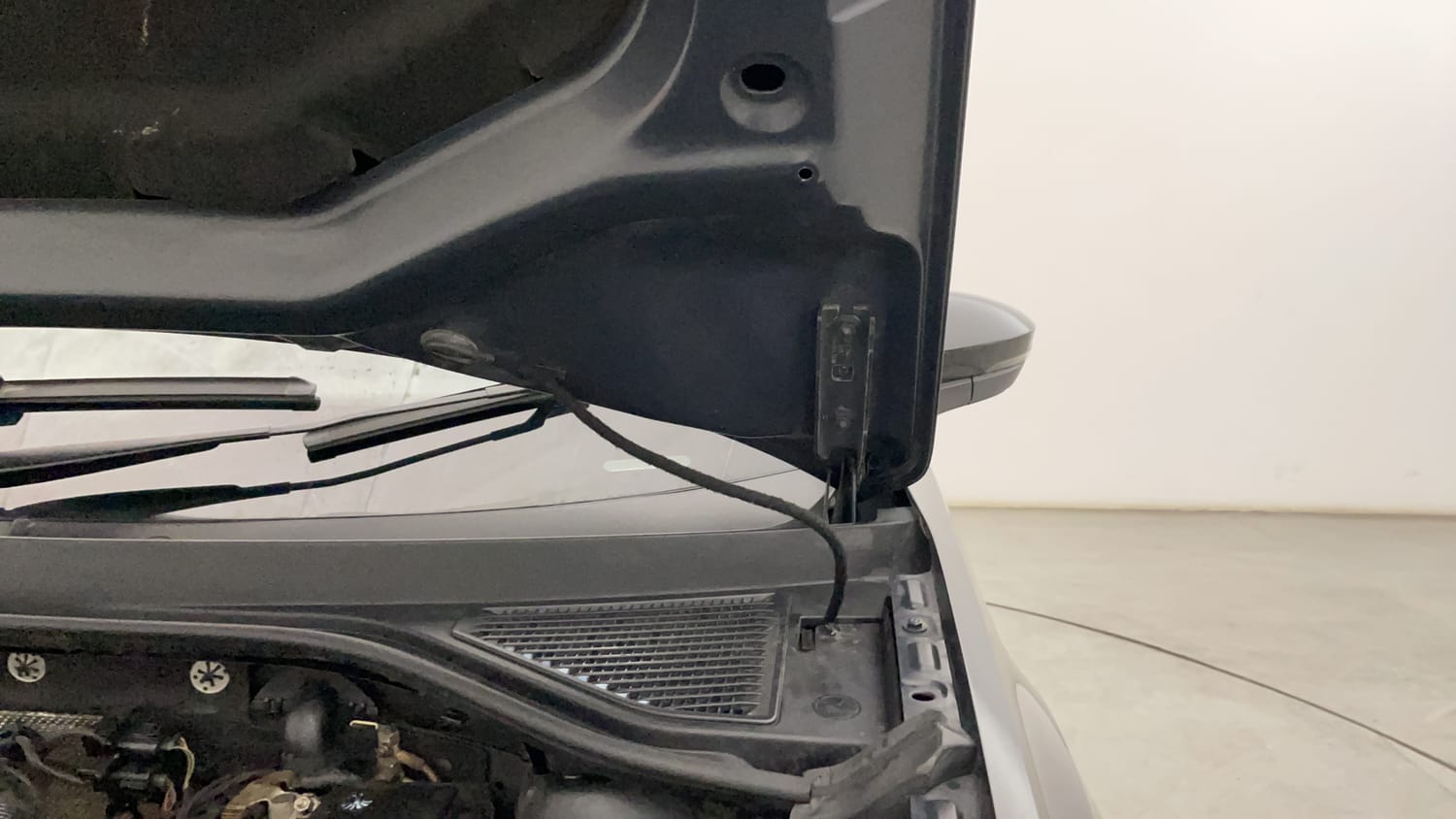 Used 2022 Volkswagen T-Roc [2019-2021] 1.5 TSI DSG Petrol Automatic engine ENGINE LEFT SIDE HINGE & APRON VIEW