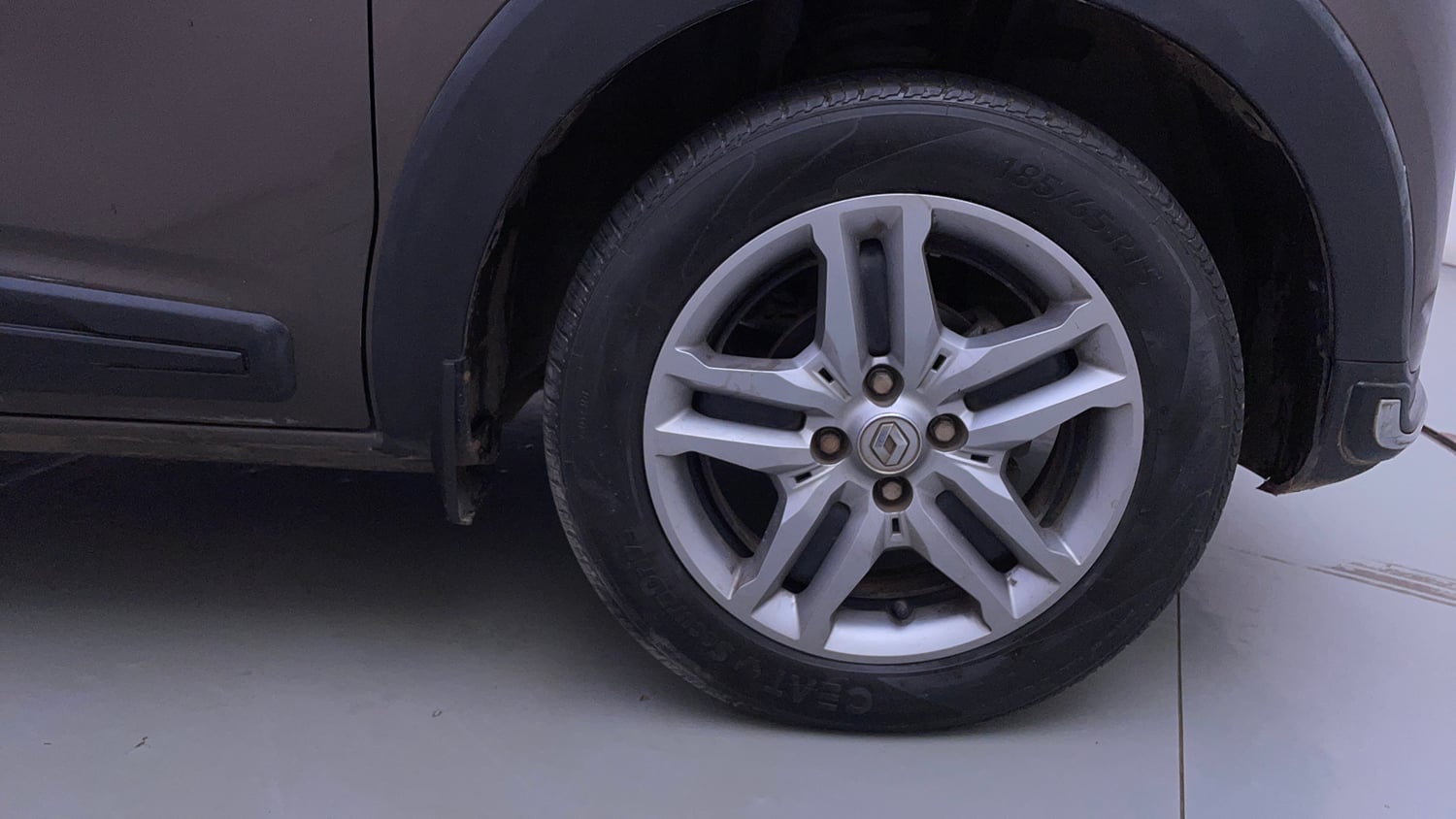 Used 2022 Renault Triber RXZ Petrol Manual tyres RIGHT FRONT TYRE RIM VIEW