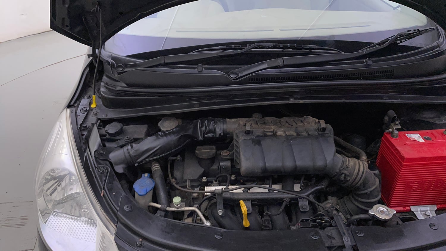 Used 2010 Hyundai i10 Magna 1.2 Petrol Manual engine ENGINE RIGHT SIDE HINGE & APRON VIEW