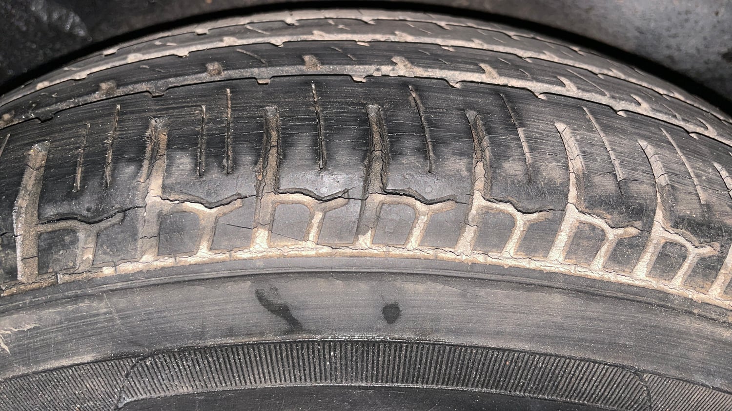 Used 2010 Hyundai i10 Magna 1.2 Petrol Manual tyres RIGHT REAR TYRE TREAD VIEW