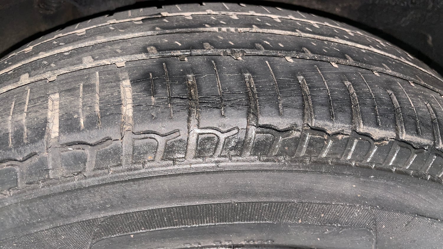 Used 2010 Hyundai i10 Magna 1.2 Petrol Manual tyres LEFT REAR TYRE TREAD VIEW